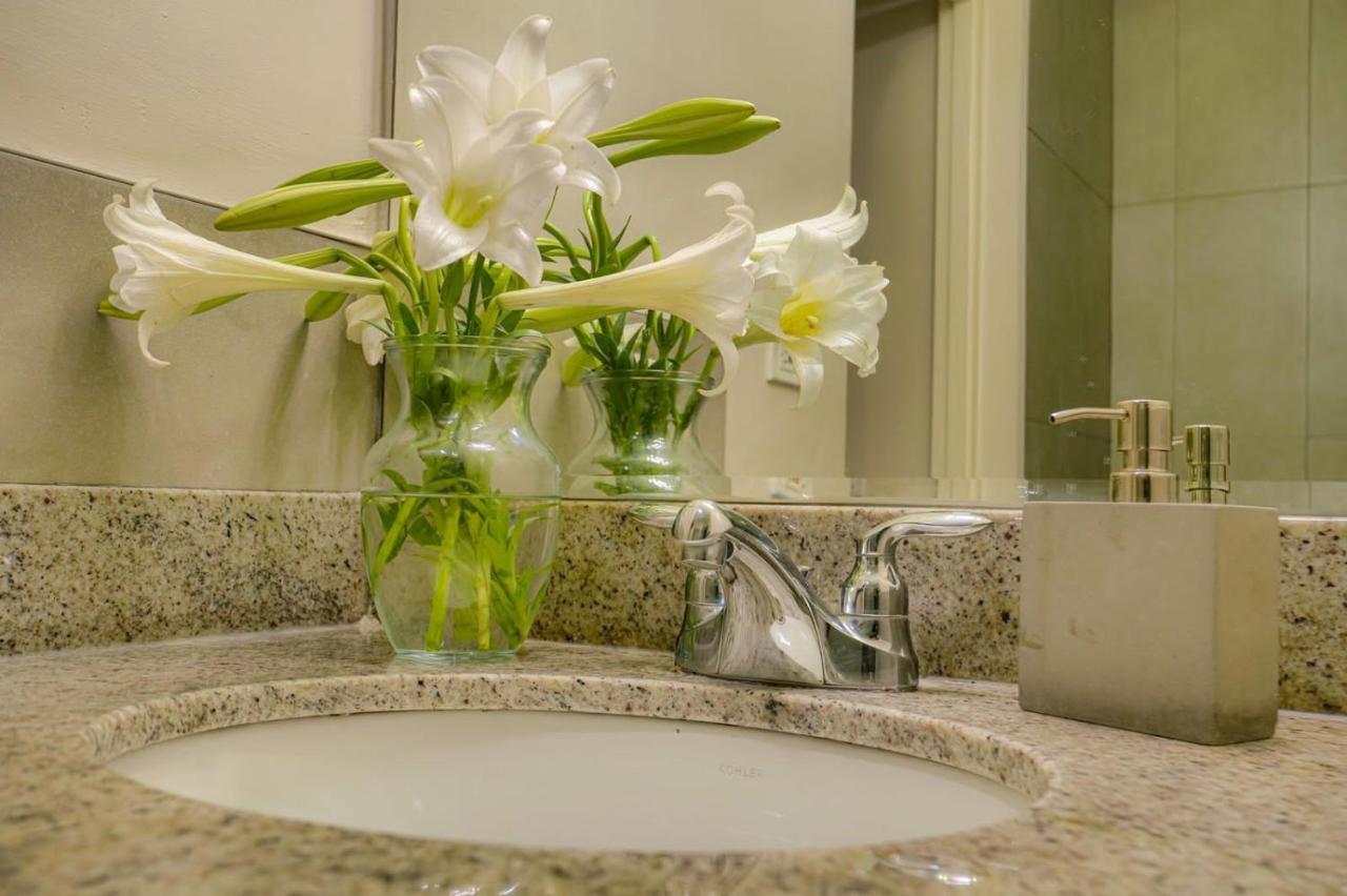 Choose To Be Happy At Ei8Ht! - Super Studios And Penthouse Apartment Кингстон Экстерьер фото